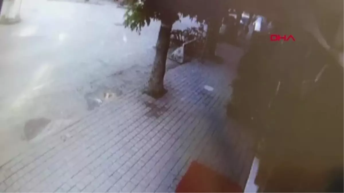 BURSA OTOMOBİL KIRAATHANEYE ÇARPTI 2 YARALI