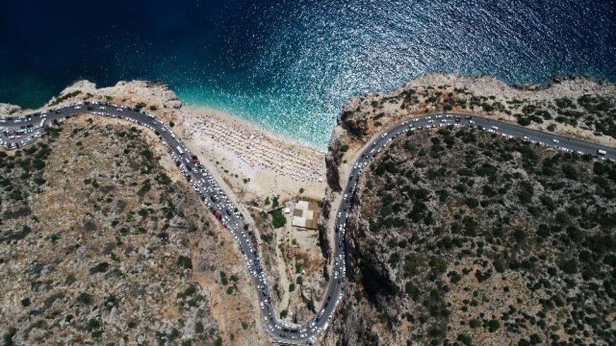 Dünyaca ünlü plajda izdiham yaşandı, 3 kilometrelik araç kuyruğu oluştu