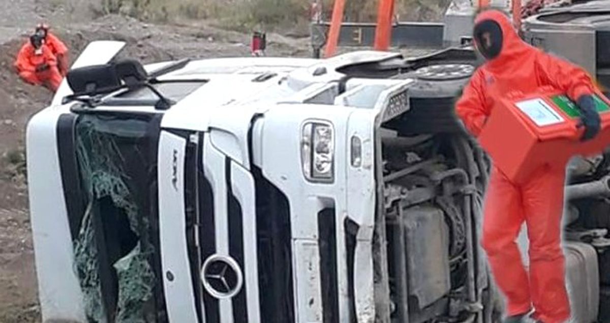 Sülfürik asit yüklü tanker devrildi, kimyasal madde yola aktı