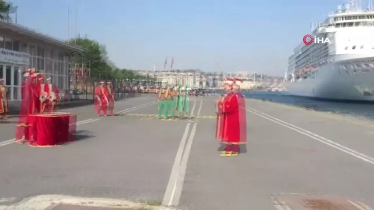 İstanbul'a 3.5 yıl aradan sonra gelen kruvaziyer gemisine mehteranlı karşılama