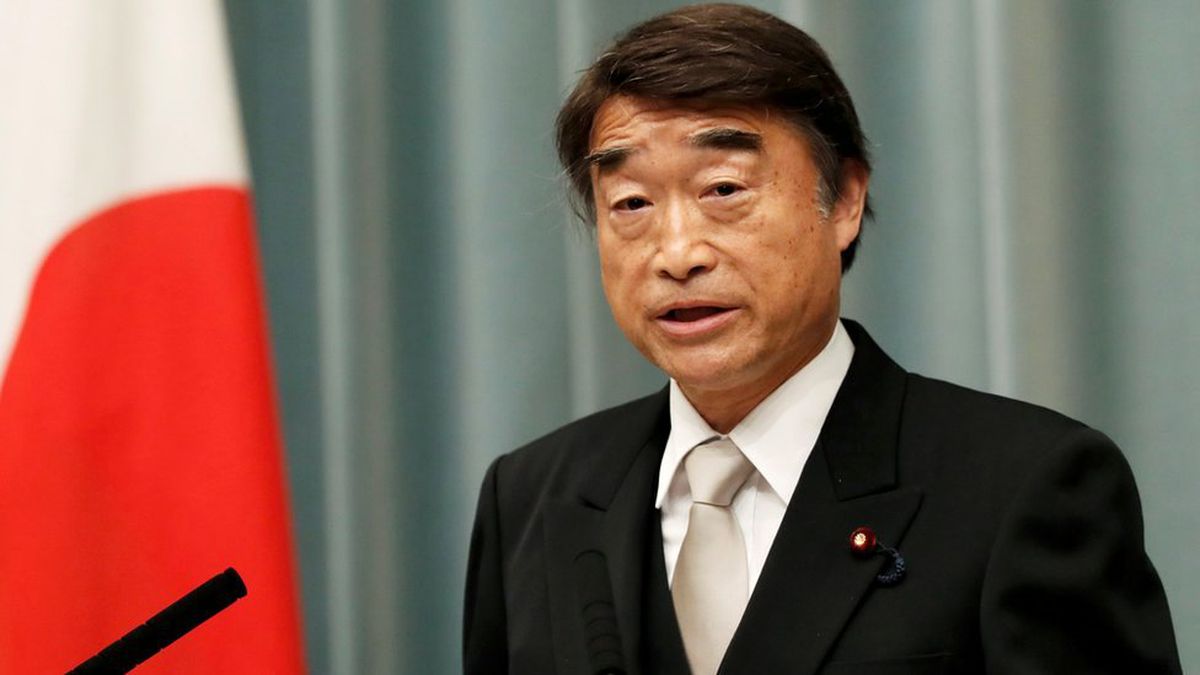 Japon Çalışma Bakanı: Kadınlar işe topuklu ayakkabıyla gitmeli