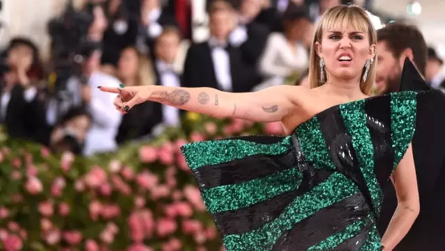 Miley Cyrus'tan kendisini elleyip öpmeye çalışan adama ve 'hak ettin' diyenlere öfkeli yanıt