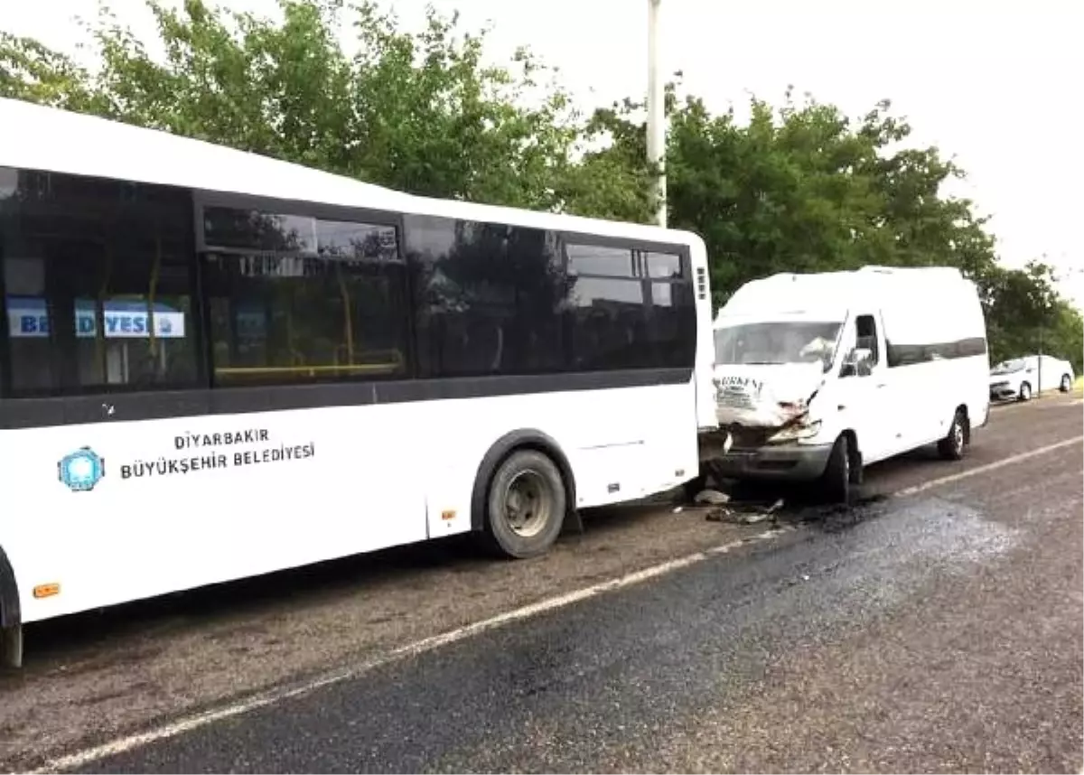 Minibus Durakta Yolcu Alan Otobuse Carpti 19 Yarali 2 Diyarbakir