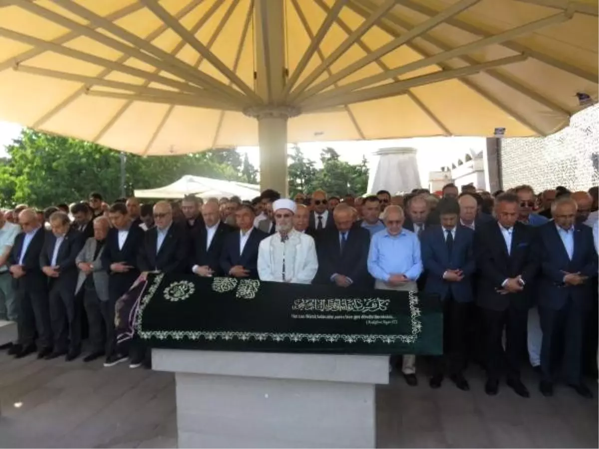 Pelit Pastaneleri'nin sahibinin eşi Afife Ayan son yolculuğuna uğurlandı