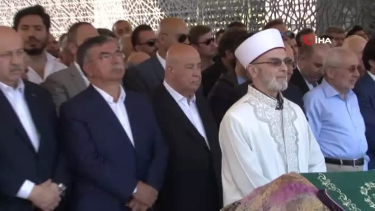 Pelit Pastaneleri'nin sahibinin eşi Afife Ayan son yolculuğuna uğurlandı