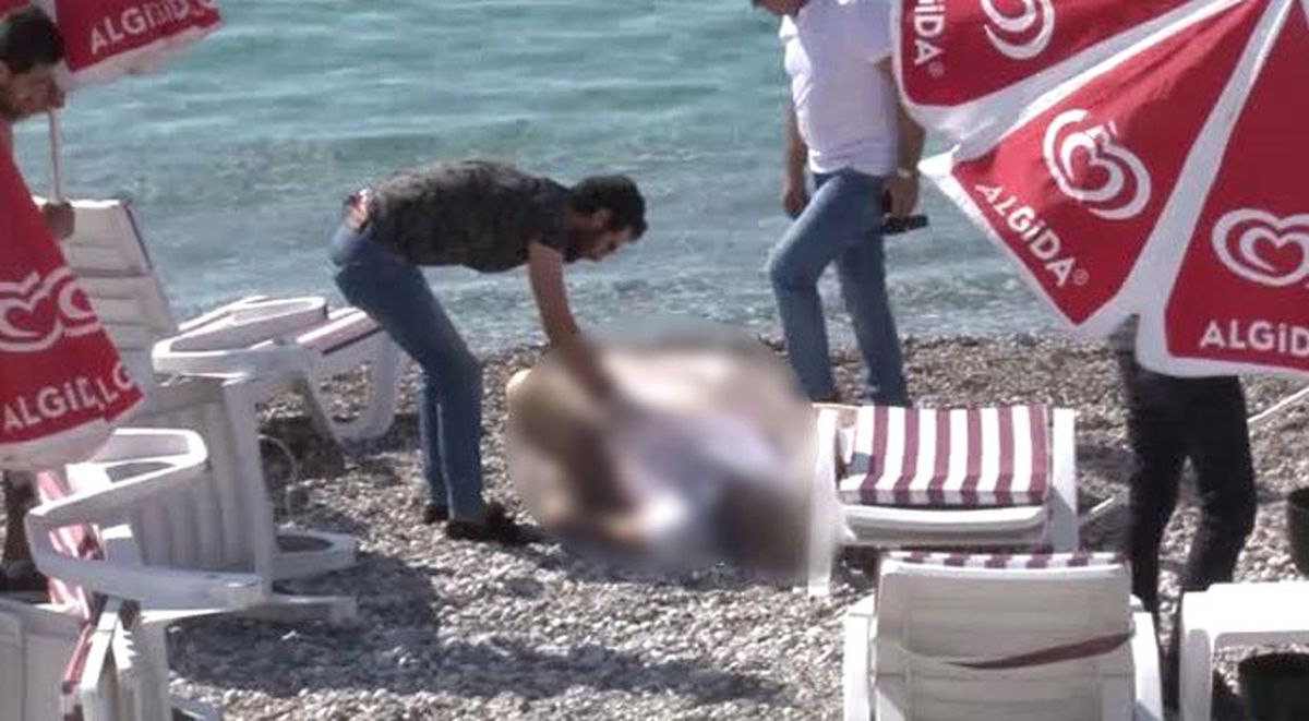 Antalya'da yaşamını yitiren adamı gören vatandaşlar denize girmeye devam etti!