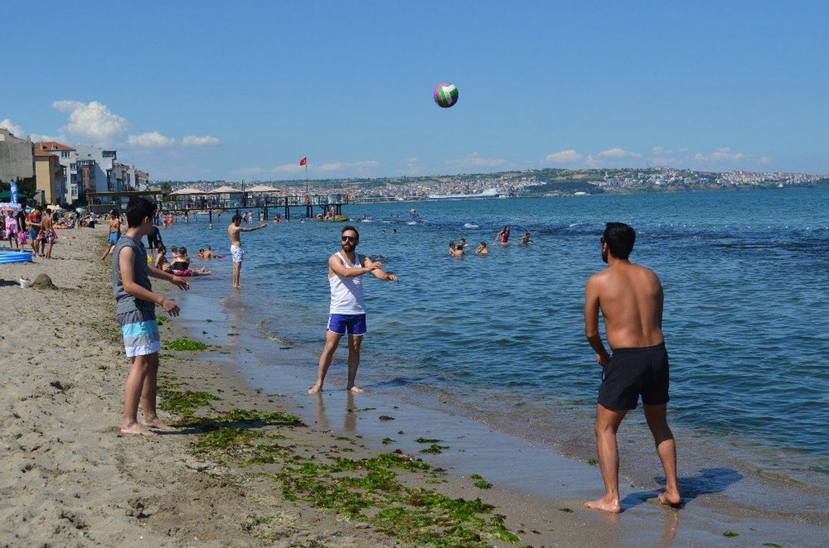 Plajlardaki tatilci yoğunluğu sürüyor