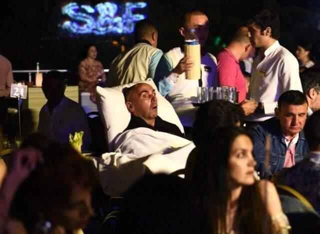 Safiye Soyman MS hastası oğlunu görünce gözyaşlarını tutamadı