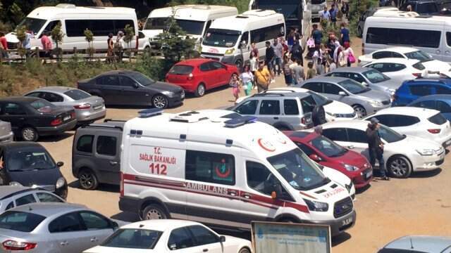 Son dakika! İstanbul Şile'de çardak çöktü! Vatandaşlar göle düştü