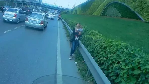 Taksicinin Suriyeli kadını bebeğiyle D-100'de yol ortasında bıraktı iddiası