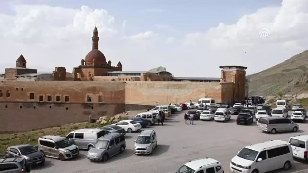 Tarihi İshak Paşa Sarayı'nda bayram yoğunluğu