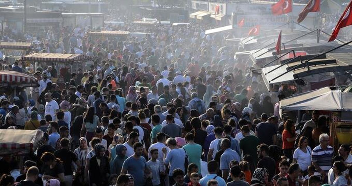 Tatile gitmeyen İstanbullular tarihi ve turistik mekanlara akın etti! Kalabalık caddelere taştı