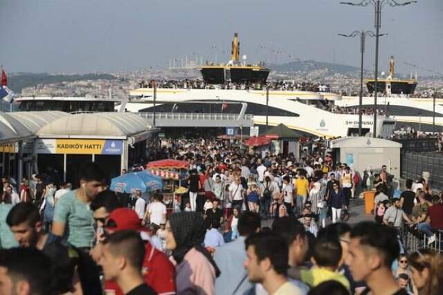 Tatile gitmeyen tarihi ve turistik mekanlarına akın etti! Kalabalık caddelere taştı