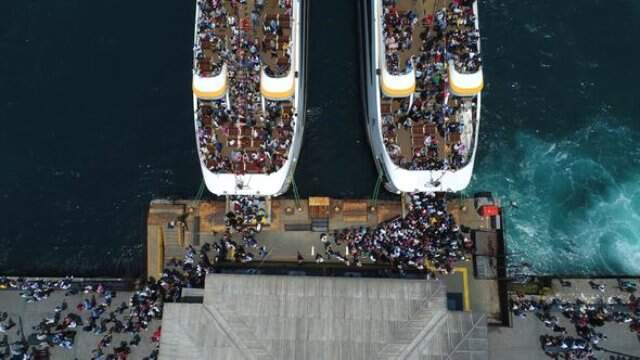 Tatile gitmeyen tarihi ve turistik mekanlarına akın etti! Kalabalık caddelere taştı