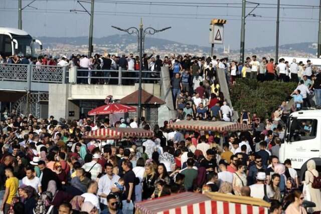 Tatile gitmeyen tarihi ve turistik mekanlarına akın etti! Kalabalık caddelere taştı