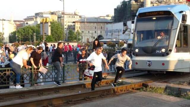 Tramvay yolundan yayaların tehlikeli geçişi
