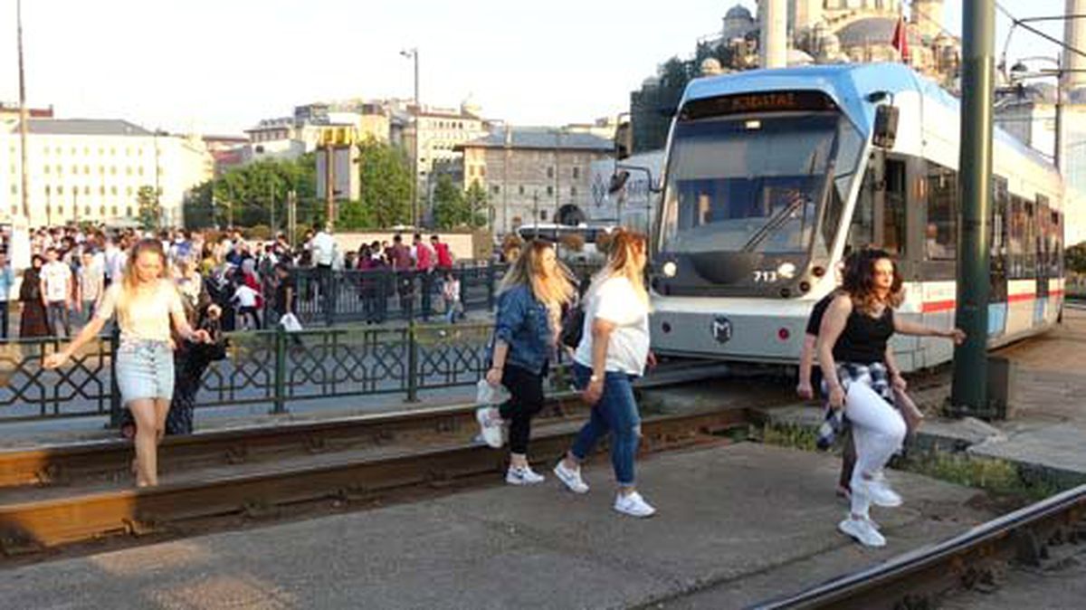 Tramvay yolundan yayaların tehlikeli geçişi