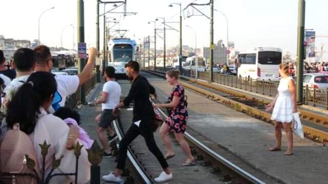 Tramvay yolundan yayaların tehlikeli geçişi