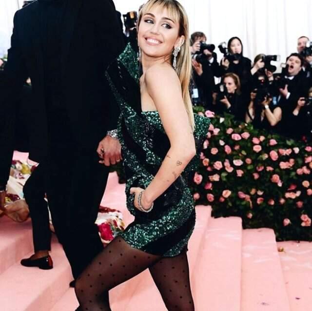 Ünlü şarkıcı Miley Cyrus'tan kendisini elleyip öpmeye çalışan adama öfkeli yanıt