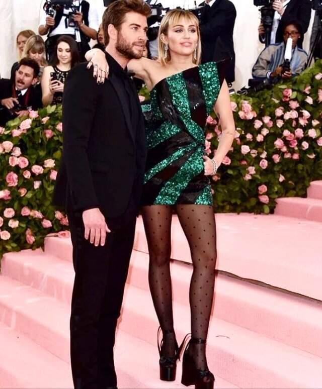 Ünlü şarkıcı Miley Cyrus'tan kendisini elleyip öpmeye çalışan adama öfkeli yanıt