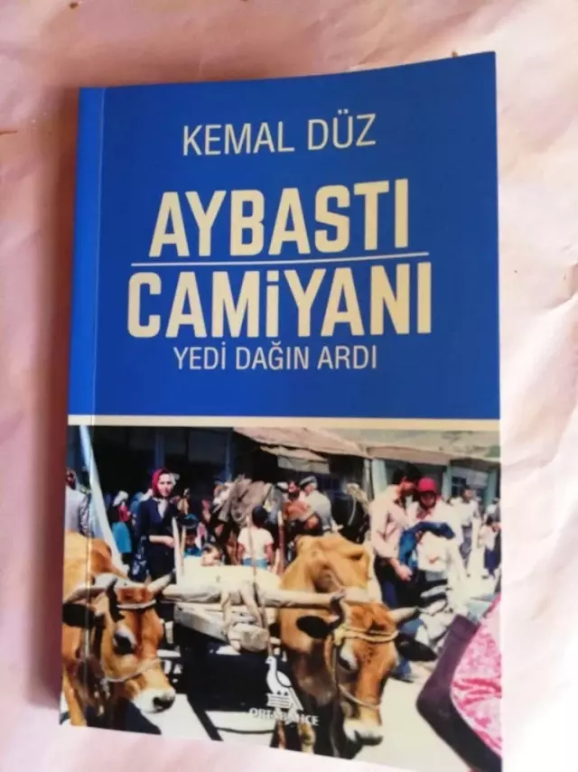 Yazar Düz kitabını imzaladı