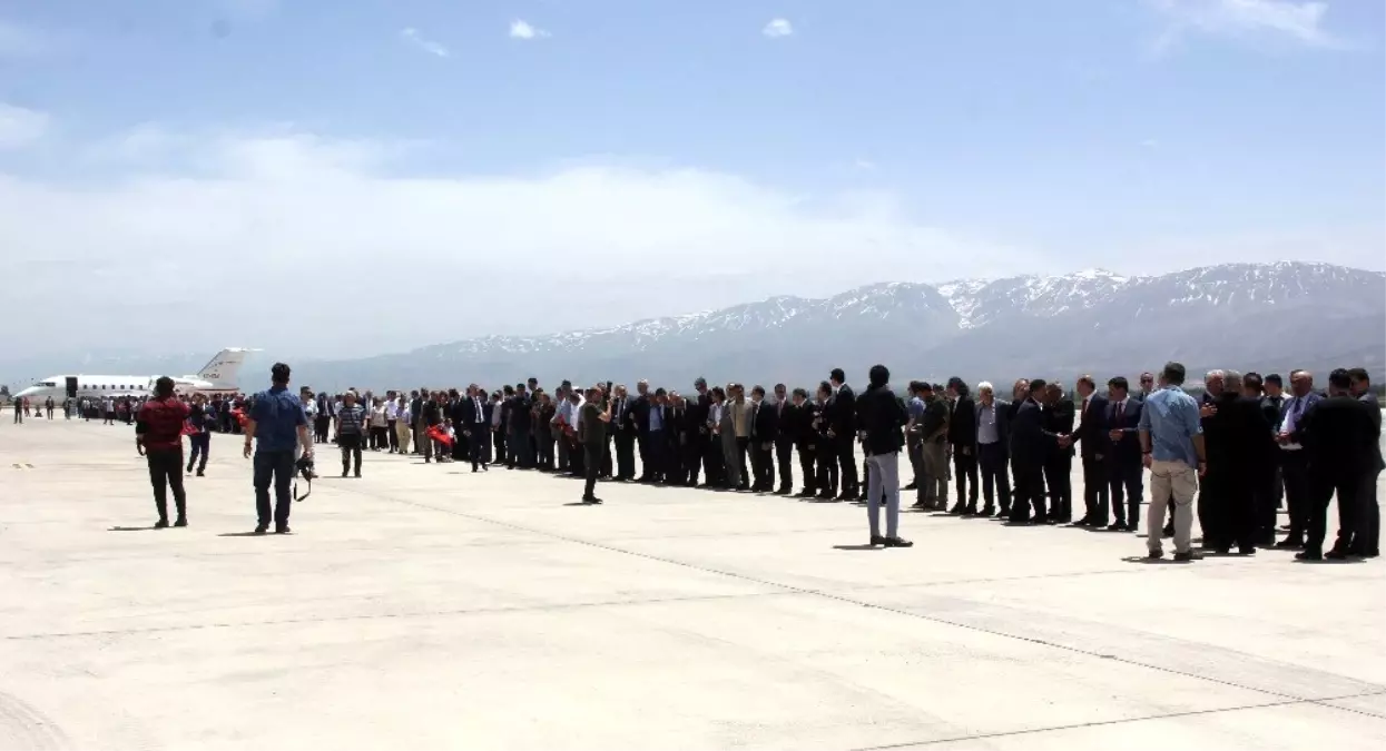 Yıldırım'ın, kendisini havalimanında uğurlamaya gelen yüzlerce hemşehrisiyle tokalaşması 1 saat 8...