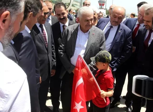 Yıldırım'ın, kendisini havalimanında uğurlamaya gelen yüzlerce hemşehrisiyle tokalaşması 1 saat 8...