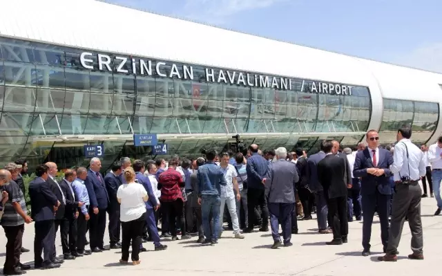 Yıldırım'ın, kendisini havalimanında uğurlamaya gelen yüzlerce hemşehrisiyle tokalaşması 1 saat 8...