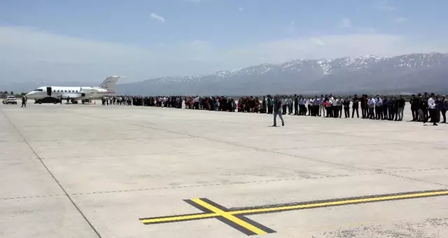 Yıldırım'ın, kendisini havalimanında uğurlamaya gelen yüzlerce hemşehrisiyle tokalaşması 1 saat 8...