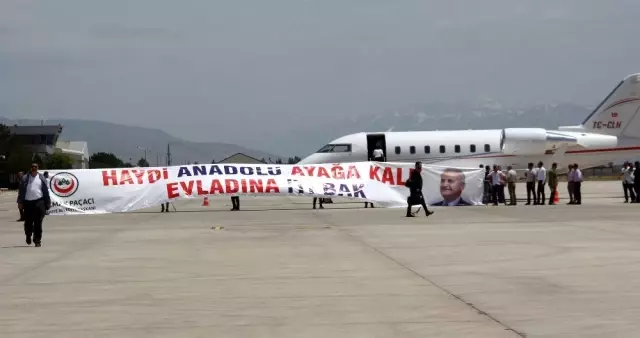 Yıldırım'ın, kendisini havalimanında uğurlamaya gelen yüzlerce hemşehrisiyle tokalaşması 1 saat 8...
