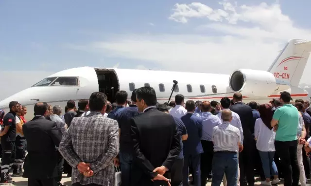 Yıldırım'ın, kendisini havalimanında uğurlamaya gelen yüzlerce hemşehrisiyle tokalaşması 1 saat 8...