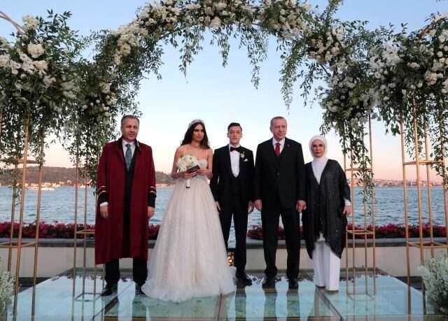 Acun Ilıcalı, Mesut Özil ile Amine Gülşe'nin ilk dansını sosyal medya hesabından yayınladı!