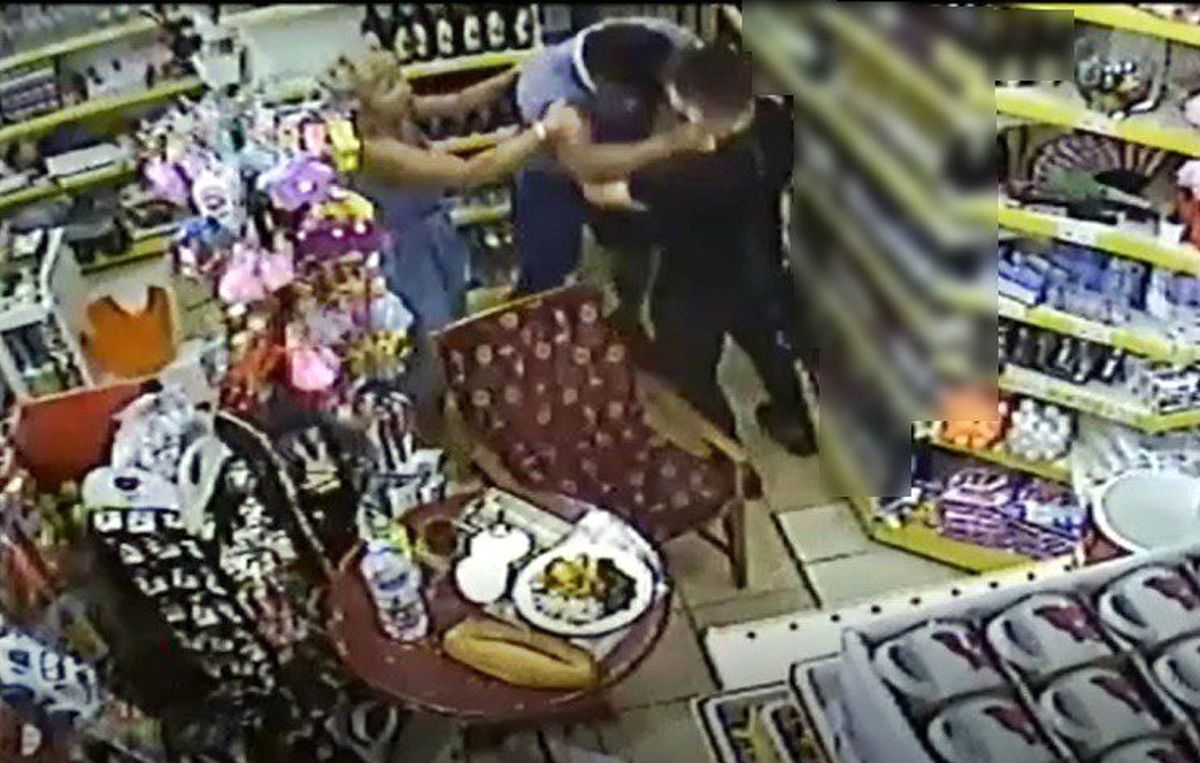Antalya'da Rus turist köpeği tekmeleyip, market sahibine kafa attı