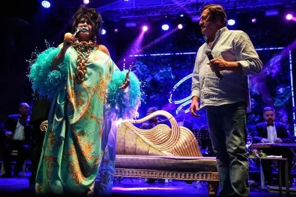 Bülent Ersoy'a sahnede doğum günü sürprizi Bülent Ersoy'a sahnede doğum günü sürprizi