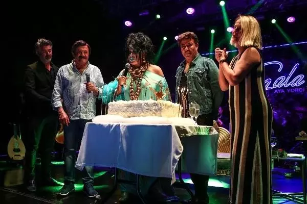 Bülent Ersoy'a sahnede doğum günü sürprizi Bülent Ersoy'a sahnede doğum günü sürprizi