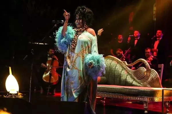 Bülent Ersoy'a sahnede doğum günü sürprizi Bülent Ersoy'a sahnede doğum günü sürprizi