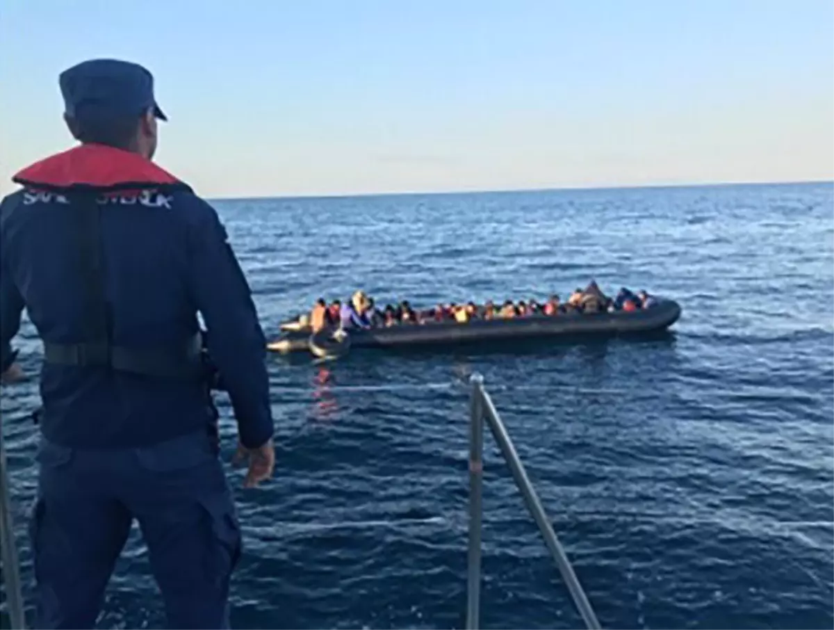 Edirne'de lastik botta 36 kaçak göçmen yakalandı