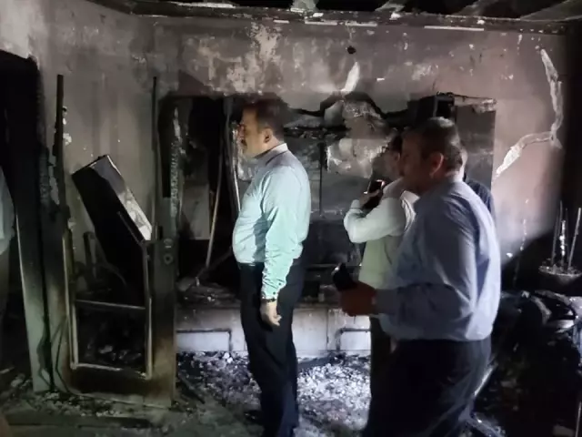 Kül olan evde Kur'an-ı Kerim'in yanmaması ağızları açık bıraktı! Kül olan evde Kur'an-ı Kerim'in yanmaması ağızları açık bıraktı!