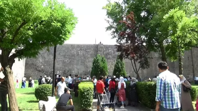 İntihar girişiminde bulunan genç kızı itfaiye eri son anda kurtardı! İntihar girişiminde bulunan genç kızı itfaiye eri son anda kurtardı!