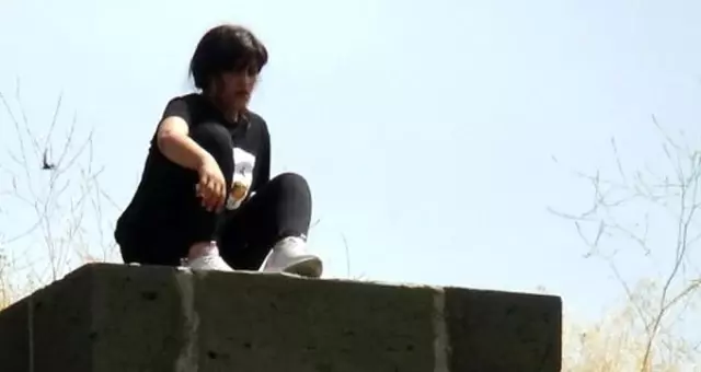 İntihar girişiminde bulunan genç kızı itfaiye eri son anda kurtardı! İntihar girişiminde bulunan genç kızı itfaiye eri son anda kurtardı!