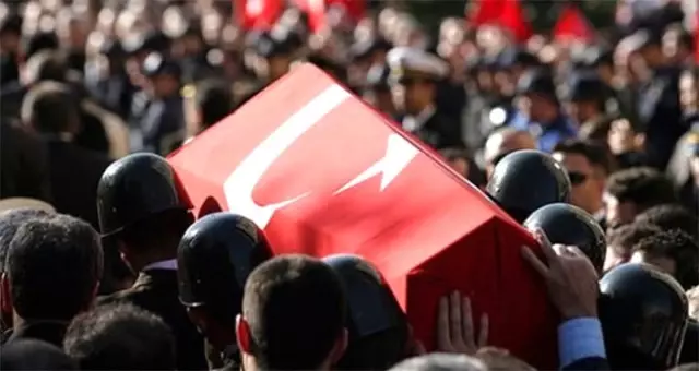İki grup arasındaki kavgayı ayırmaya çalışırken vurulan polis memuru şehit oldu İki grup arasındaki kavgayı ayırmaya çalışırken vurulan polis memuru şehit oldu