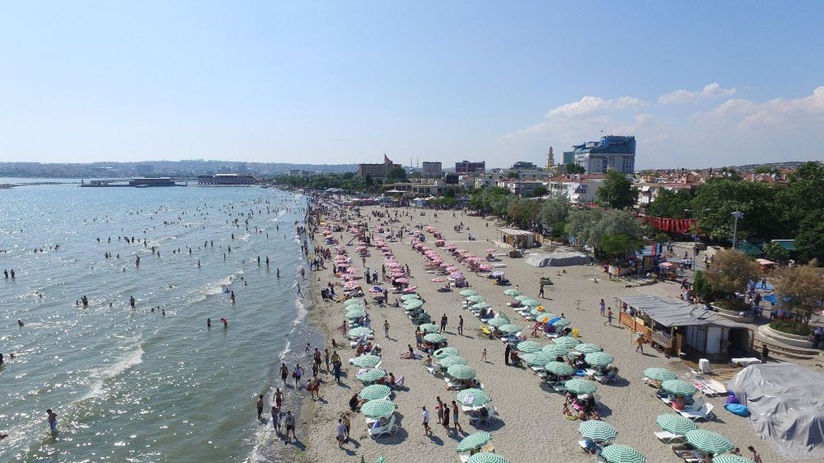 İstanbullular Ramazan Bayramı'nda Büyükçekmece sahillerine akın etti