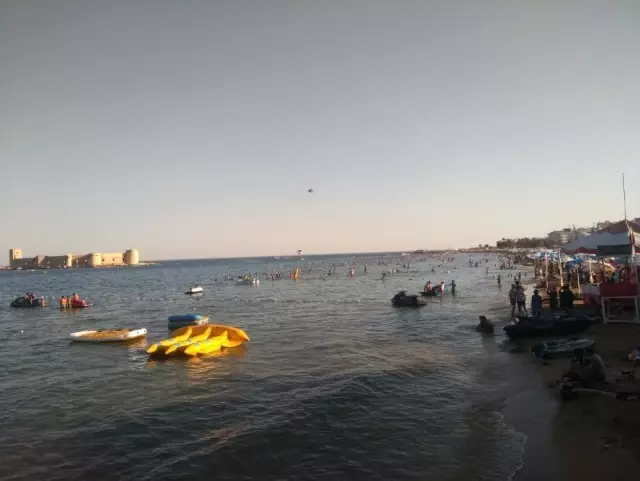 Mersin sahilleri doldu taştı Mersin sahilleri doldu taştı