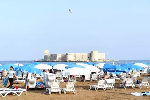 Mersin sahilleri doldu taştı Mersin sahilleri doldu taştı