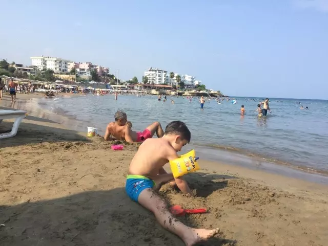 Mersin sahilleri doldu taştı Mersin sahilleri doldu taştı