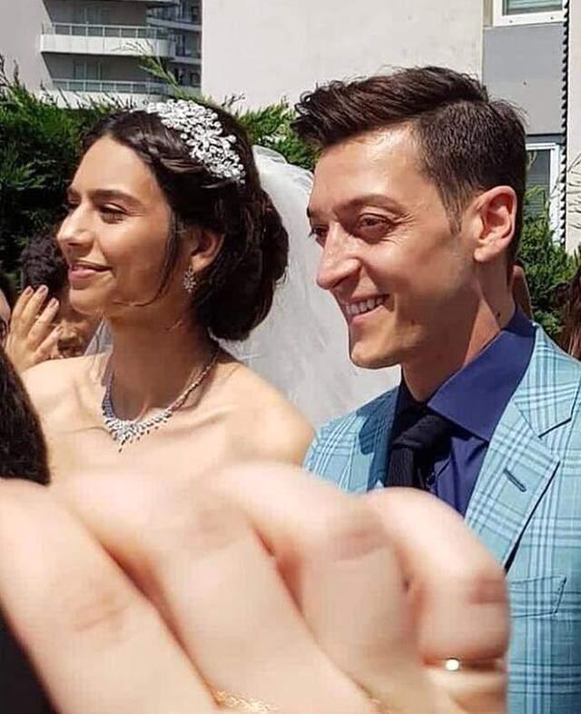 Mesut Özil Amine Gülşe'yi evinden davul zurna eşliğinde aldı