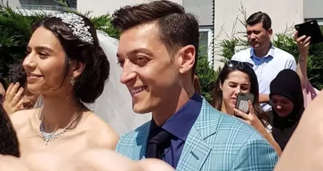 Mesut Özil, Amine Gülşe'yi evinden davul zurna eşliğinde aldı Mesut Özil, Amine Gülşe'yi evinden davul zurna eşliğinde aldı