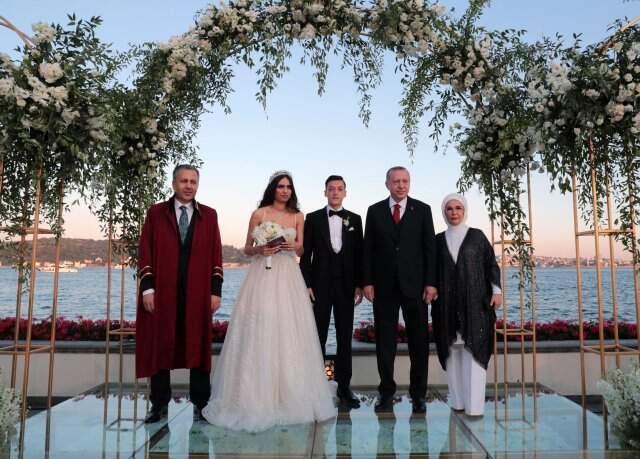 Mesut Özil ile Amine Gülşe dünyaevine girdi!
