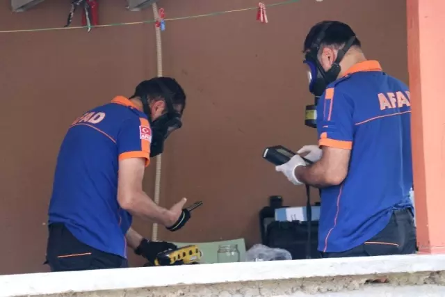 Mutfak masasında bulduğu toz elini yakınca AFAD ekipleri alarma geçti Mutfak masasında bulduğu toz elini yakınca AFAD ekipleri alarma geçti