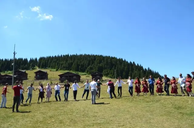 Tatilciler Karadeniz'e akın etti Tatilciler Karadeniz'e akın etti